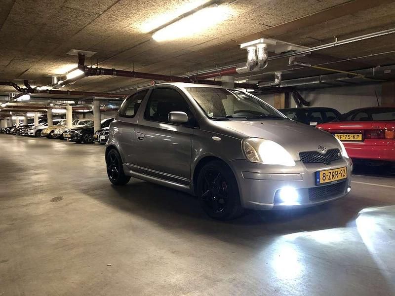 Occasion Toyota Yaris Sport 105 PK (77 kW) 2004 Grijs Hatchback