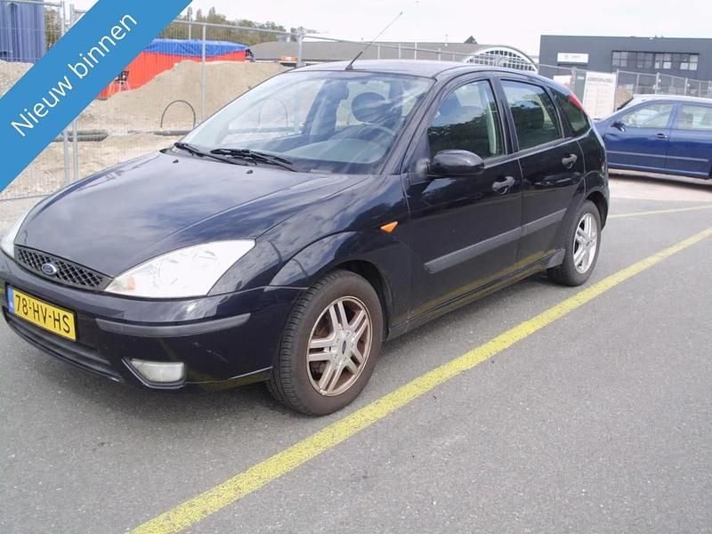 Zwart Occasion 2002 Ford Focus Hatchback | € 1.099 (Eerlijke prijs) - Afbeelding 1/4