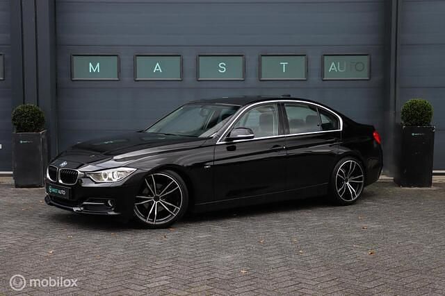Zwart Gebruikt 2013 BMW 316 Sport Line Sedan | € 10.740 (Goede deal) - Afbeelding 1/4