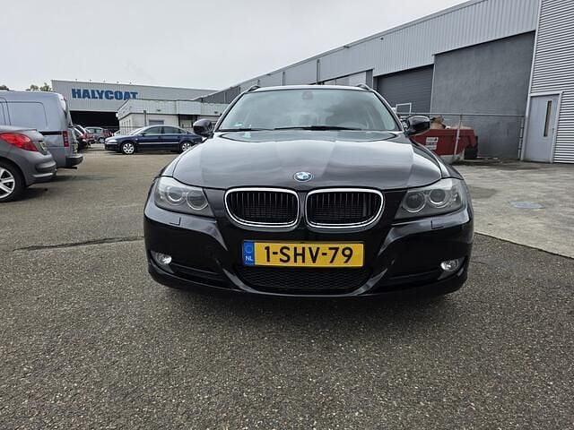 Zwart Gebruikt 2010 BMW 318 Executive Stationwagen | € 3.499 (Eerlijke prijs) - Afbeelding 1/4