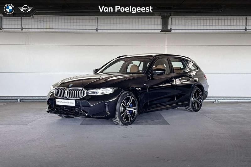 Black sapphiremetallic Occasion 2024 BMW 330e Comfort Edition Stationwagen | € 47.900 (Goede deal) - Afbeelding 1/4