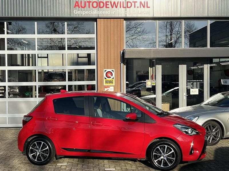 Rood Gebruikt 2019 Toyota Yaris Executive Hatchback | € 15.950 (Eerlijke prijs) - Afbeelding 1/4