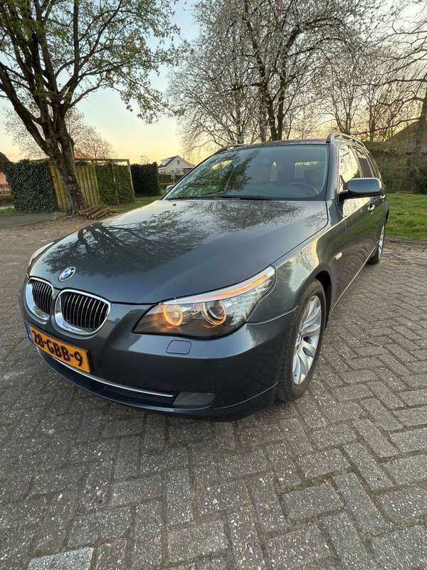 Grijs Gebruikt 2008 BMW 530 Stationwagen | € 4.750 (Eerlijke prijs) - Afbeelding 1/4