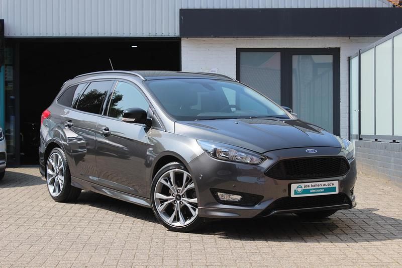 Grijs Gebruikt 2017 Ford Focus ST-Line Stationwagen | € 15.960 (Duur) - Afbeelding 1/4