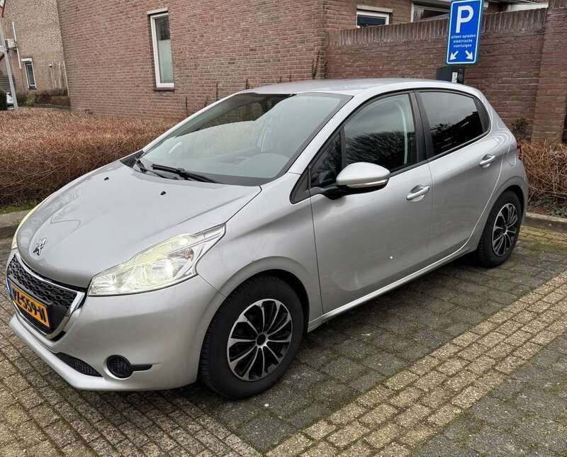 Zwart Gebruikt 2014 Peugeot 208 Hatchback | € 3.100 (Super prijs) - Afbeelding 1/4