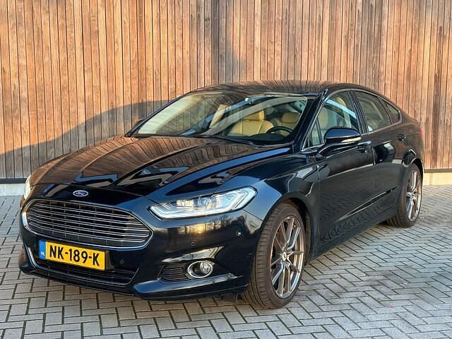 Zwart (metallic) Occasion 2017 Ford Mondeo Titanium Hatchback | € 7.499 (Iets duurder) - Afbeelding 1/4