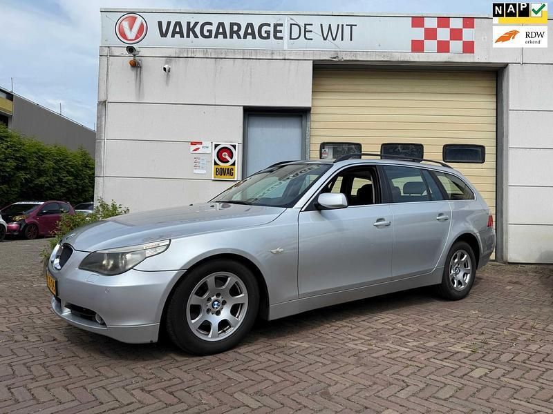 Grijs Gebruikt 2004 BMW 525 Executive Stationwagen | € 3.999 (Eerlijke prijs) - Afbeelding 1/4
