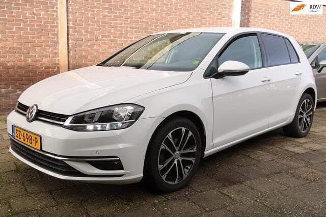 Wit, metallic lak Gebruikt 2018 VW Golf VII Comfortline Hatchback | € 10.500 (Goede deal) - Afbeelding 1/4