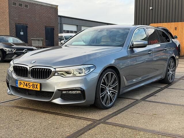 Grijs (metallic) Gebruikt 2017 BMW 530 Executive Stationwagen | € 21.999 (Eerlijke prijs) - Afbeelding 1/4