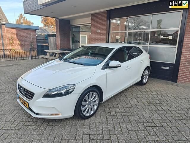 Wit Gebruikt 2012 Volvo V40 Kinetic Hatchback | € 9.850 (Eerlijke prijs) - Afbeelding 1/4