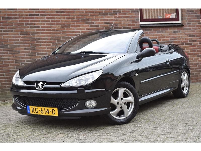 Zwart Gebruikt 2003 Peugeot 206 Cabriolet | € 1.949 (Eerlijke prijs) - Afbeelding 1/4