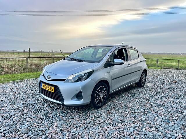 Occasion Toyota Yaris 75 PK (55 kW) 2013 Grijs Hatchback