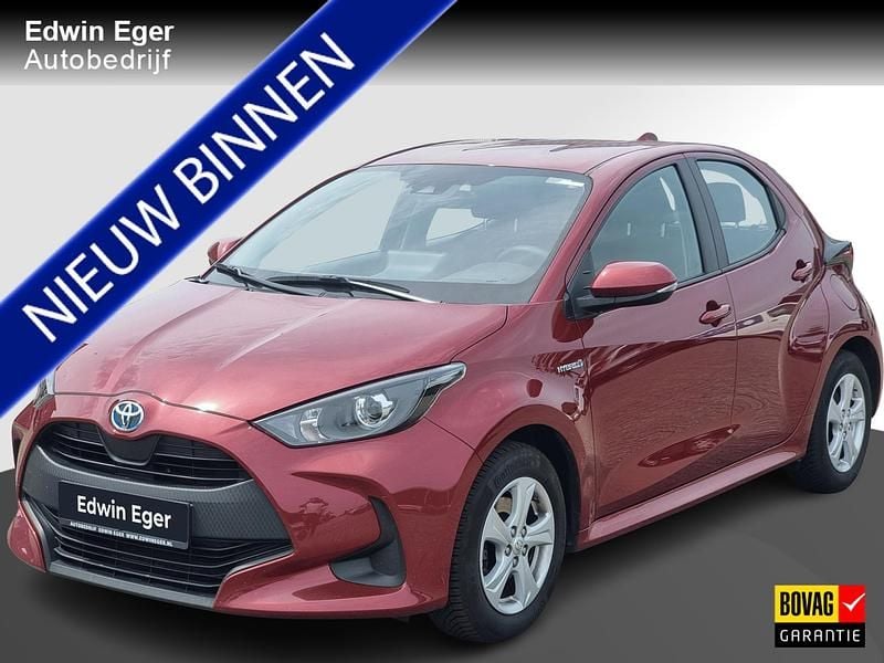 Rood Gebruikt 2021 Toyota Yaris Hybrid Comfort Hatchback | € 17.450 (Eerlijke prijs) - Afbeelding 1/4
