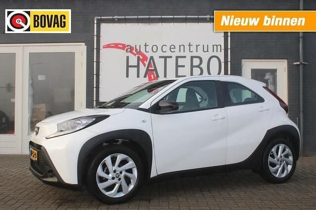 Wit Occasion 2024 Toyota Aygo Play Hatchback | € 16.450 (Eerlijke prijs) - Afbeelding 1/4