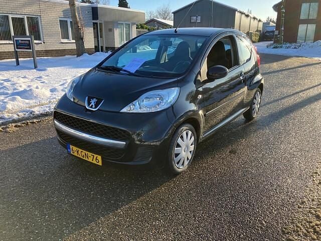 Zwart (metallic) Gebruikt 2012 Peugeot 107 Hatchback | € 3.990 (Goede deal) - Afbeelding 1/4