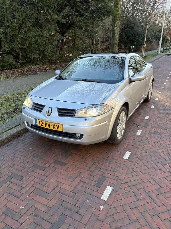 Grijs Occasion 2005 Renault Mégane Cabriolet Privilege Cabriolet | € 2.795 (Eerlijke prijs) - Afbeelding 1/4