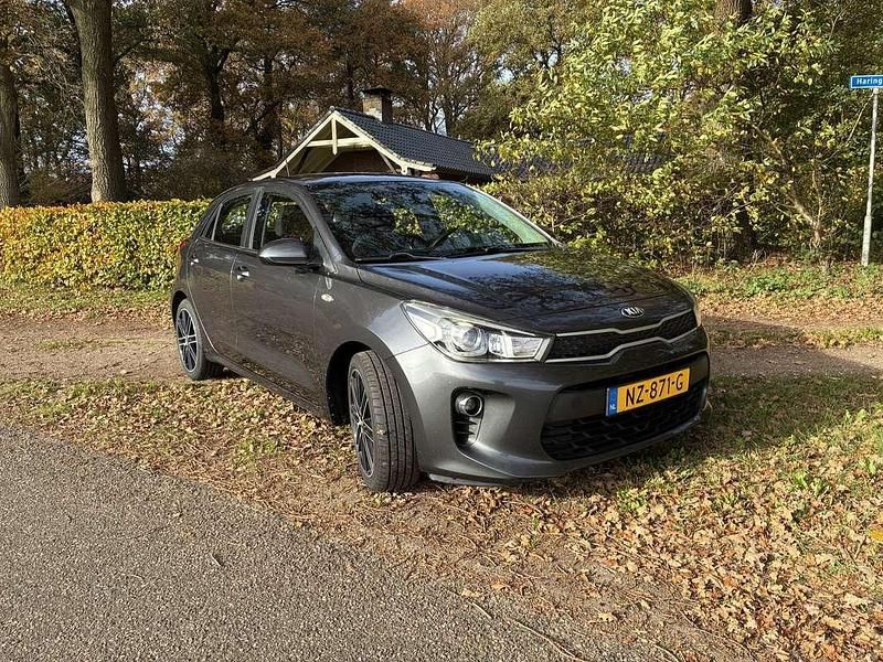 Grijs Gebruikt 2017 Kia Rio Hatchback | € 8.350 (Eerlijke prijs) - Afbeelding 1/4