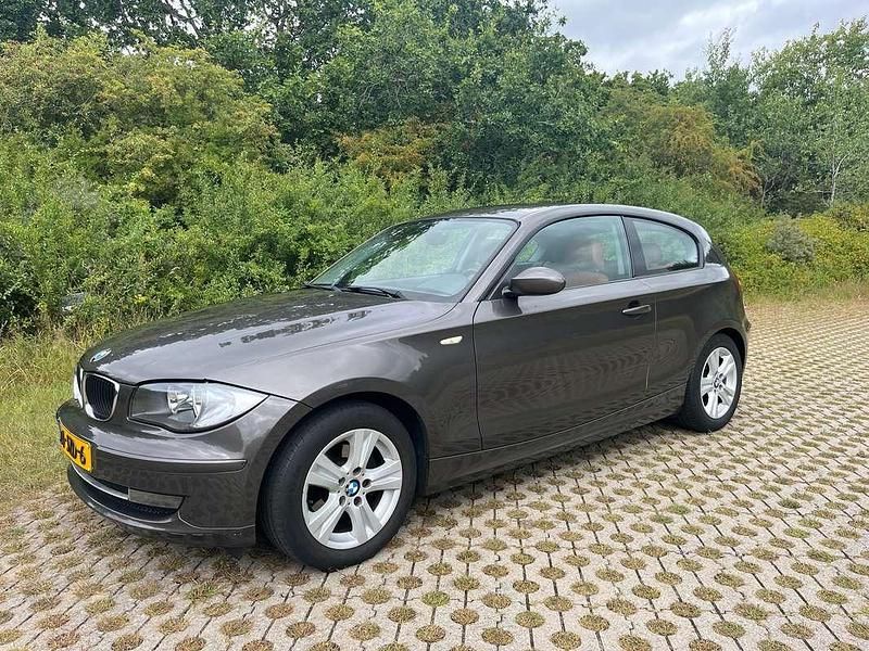 Grijs Gebruikt 2009 BMW 116 Hatchback | € 3.900 - Afbeelding 1/4