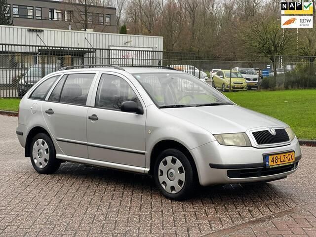 Grijs Gebruikt 2003 Skoda Fabia Ambiente Hatchback | € 999 (Eerlijke prijs) - Afbeelding 1/4