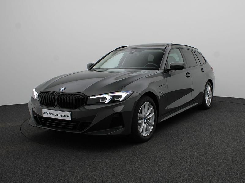 Grijs Gebruikt 2022 BMW 330e Shadowline Stationwagen | € 34.900 (Duur) - Afbeelding 1/4