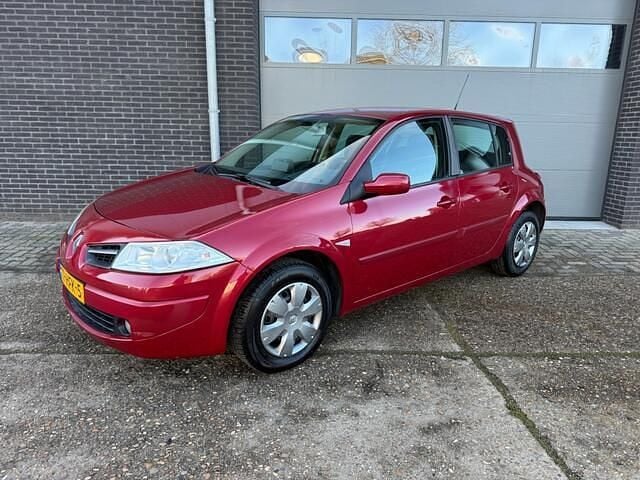 Rood Occasion 2008 Renault Mégane III Business Hatchback | € 1.500 (Super prijs) - Afbeelding 1/4