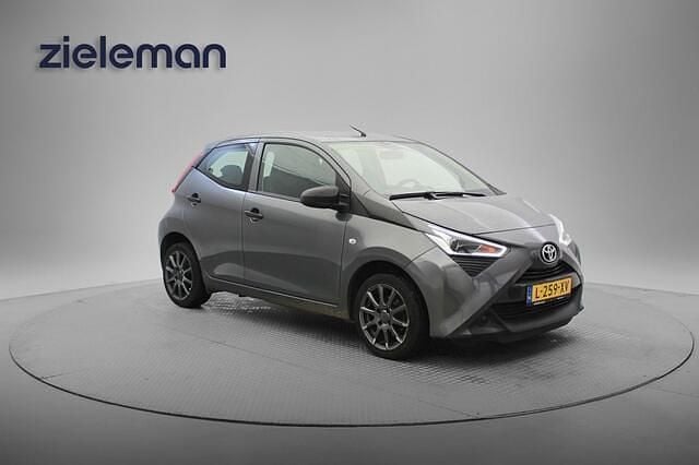 Grijs Gebruikt 2021 Toyota Aygo Hatchback | € 9.845 (Goede deal) - Afbeelding 1/4
