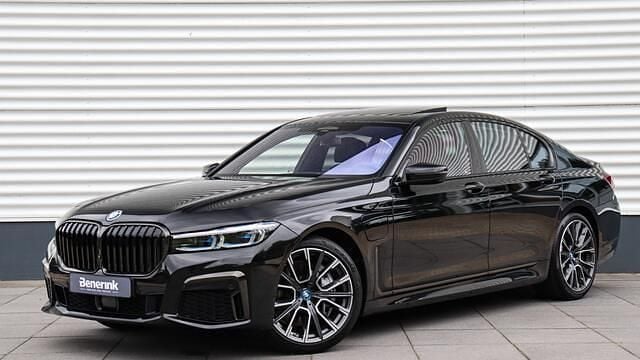 Zwart (metallic) Gebruikt 2022 BMW 745e Executive Sedan | € 58.950 (Goede deal) - Afbeelding 1/4