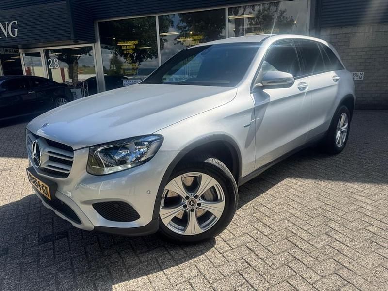 Grijs, metallic lak Occasion 2017 Mercedes GLC350 Business SUV | € 22.950 (Eerlijke prijs) - Afbeelding 1/4