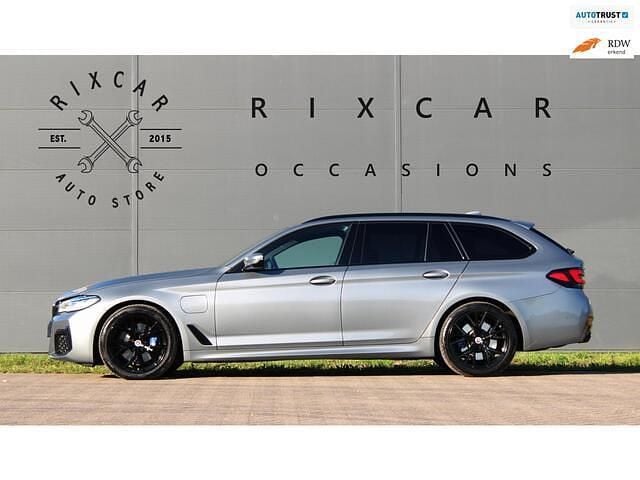 Grijs Occasion 2022 BMW 530e Comfort Edition Stationwagen | € 43.690 (Iets duurder) - Afbeelding 1/4