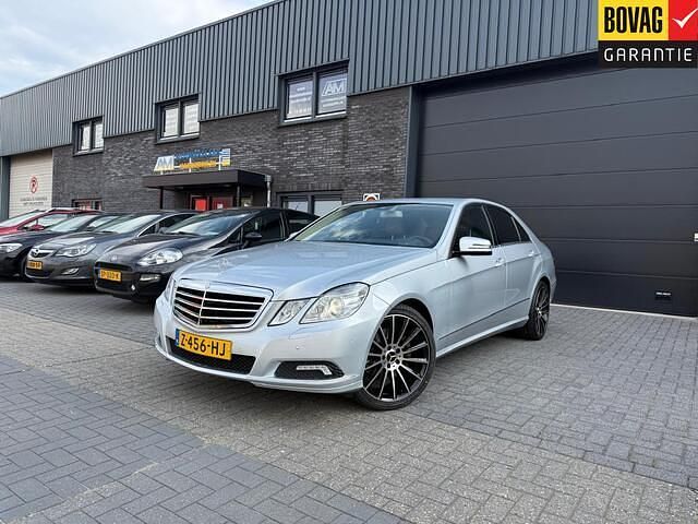 Grijs Gebruikt 2009 Mercedes E350 Avantgarde Sedan | € 11.750 (Eerlijke prijs) - Afbeelding 1/4