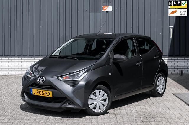 Grijs Gebruikt 2021 Toyota Aygo Hatchback | € 9.950 (Goede deal) - Afbeelding 1/4