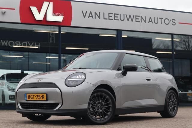 Grijs Nieuw 2025 Mini Cooper Essential Hatchback | € 26.900 (Super prijs) - Afbeelding 1/4