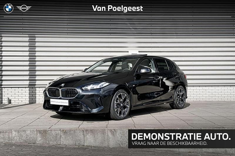 Saphirschwarz metallic (zwart metallic) Gebruikt 2025 BMW 120 M Sport Hatchback | € 41.900 (Super prijs) - Afbeelding 1/4