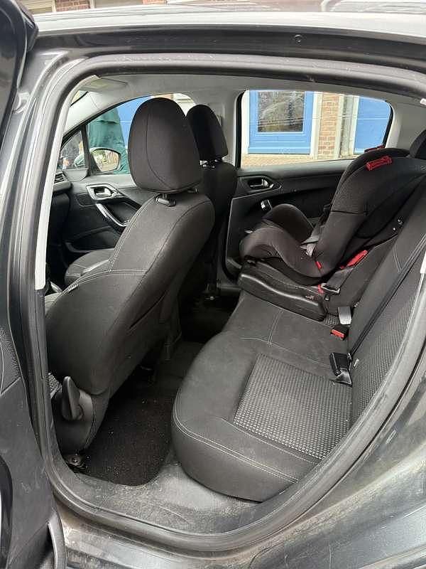 Grijs Gebruikt 2015 Peugeot 208 Hatchback | € 5.500 (Eerlijke prijs) - Afbeelding 1/4