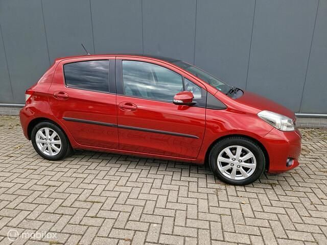 Occasion Toyota Yaris Executive 99 PK (72 kW) 2012 Rood Hatchback