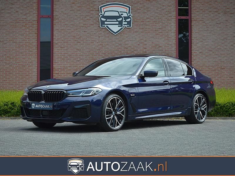 Blauw Occasion 2022 BMW 545e Executive Sedan | € 58.950 (Eerlijke prijs) - Afbeelding 1/4