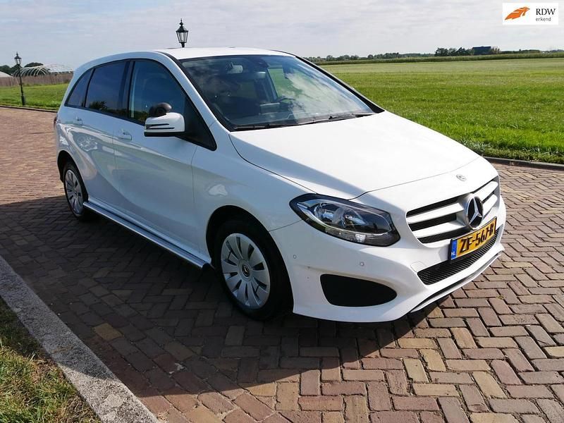 Wit Gebruikt 2019 Mercedes B220 Ambition MPV | € 6.699 (Eerlijke prijs) - Afbeelding 1/3