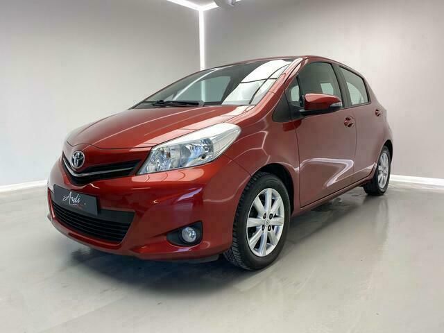 Rood Gebruikt 2013 Toyota Yaris Sedan | € 9.999 (Duur) - Afbeelding 1/4