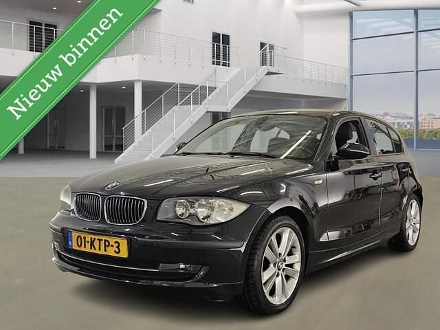 Zwart Occasion 2010 BMW 116 Hatchback | € 4.199 (Eerlijke prijs) - Afbeelding 1/4