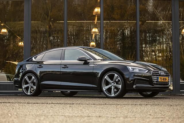 Zwart (metallic) Occasion 2018 Audi A5 Sportback S-Line Hatchback | € 24.950 (Eerlijke prijs) - Afbeelding 1/4