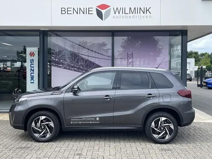 Gebruikt 2025 Suzuki Vitara Style SUV | € 30.990 (Iets duurder) - Afbeelding 1/4