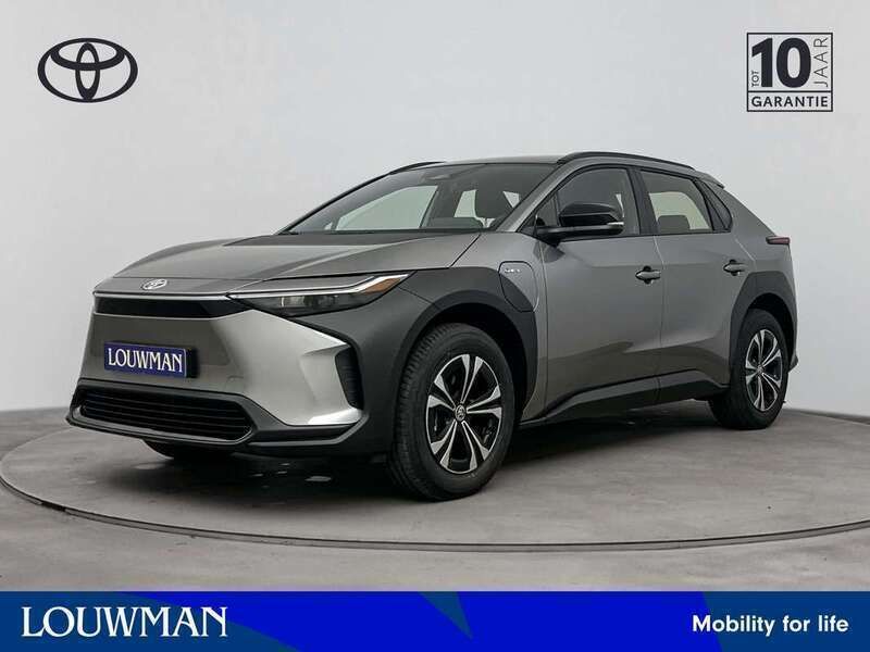Grijs metallic Nieuw 2025 Toyota bZ4X Active SUV | € 42.499 (Iets duurder) - Afbeelding 1/3