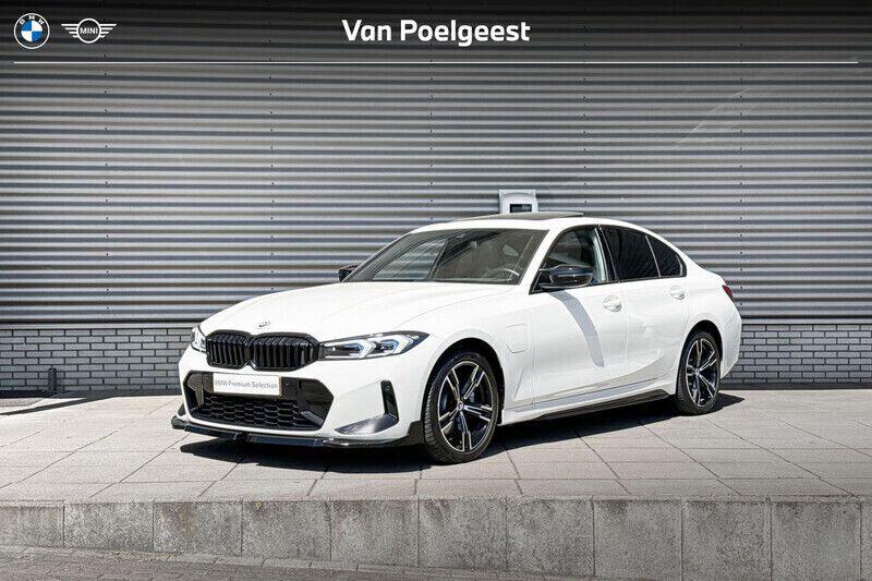 Wit Gebruikt 2022 BMW 330e M Sport Sedan | € 42.900 (Duur) - Afbeelding 1/4