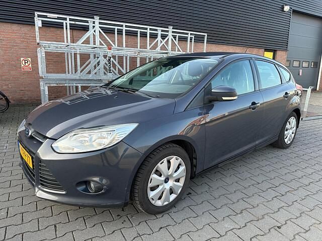 Grijs (metallic) Occasion 2011 Ford Focus Ambiente Hatchback | € 3.990 (Super prijs) - Afbeelding 1/4