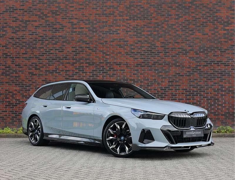 Grijs, metallic lak Gebruikt 2025 BMW 530 M Performance Stationwagen | € 84.950 - Afbeelding 1/4