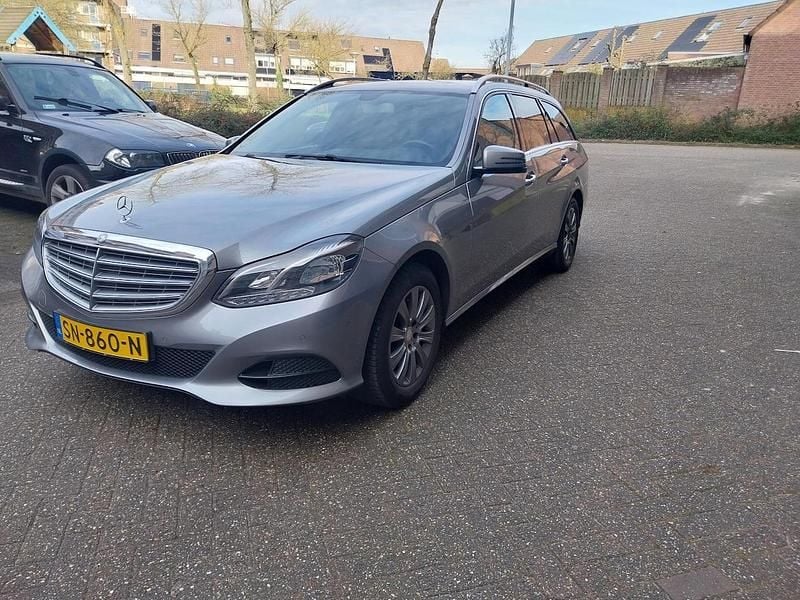Grijs Gebruikt 2014 Mercedes E200 Prestige Stationwagen | € 8.950 (Eerlijke prijs) - Afbeelding 1/4