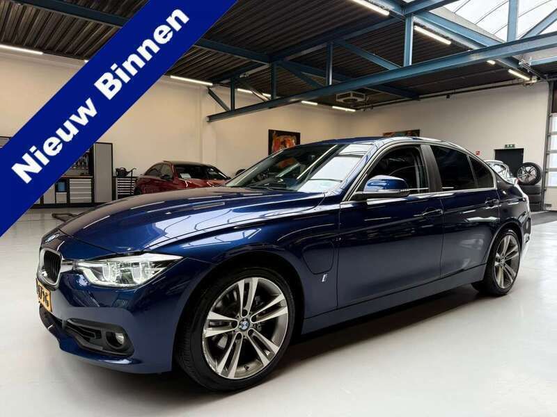 Blauw Gebruikt 2016 BMW 330e Executive Sedan | € 17.990 (Eerlijke prijs) - Afbeelding 1/4