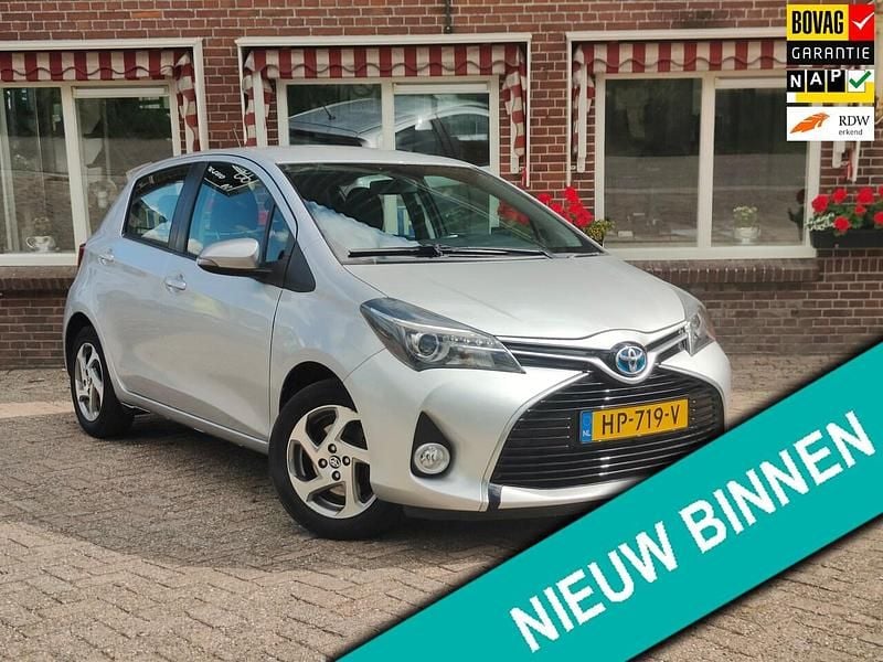 Grijs (metallic) Occasion 2015 Toyota Yaris Hybrid Hatchback | € 11.950 (Eerlijke prijs) - Afbeelding 1/4