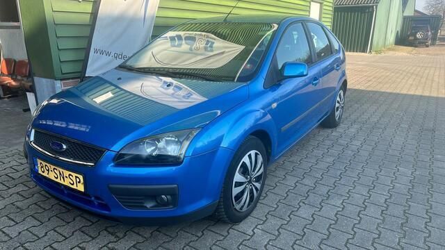Blauw Gebruikt 2006 Ford Focus Hatchback | € 2.495 (Eerlijke prijs) - Afbeelding 1/4