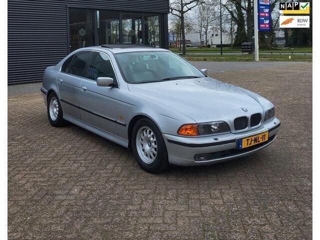 Grijs Gebruikt 1998 BMW 523 Executive Sedan | € 5.995 (Eerlijke prijs) - Afbeelding 1/4